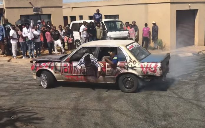 Jovens fazem drift com BMW a cair de velho