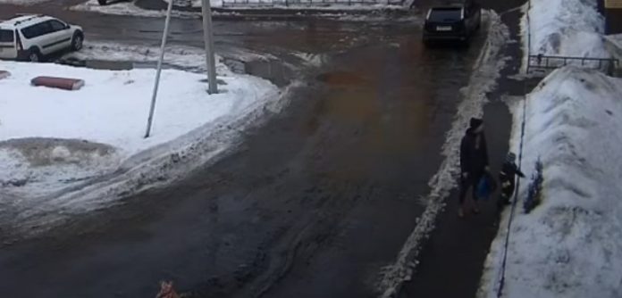 Mãe consegue salvar criança graças aos seus reflexos rápidos