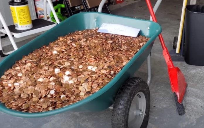 Patrão paga último salário de funcionário em cêntimos Patrão paga último salário de funcionário em cêntimos