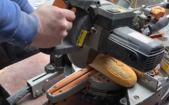 Trabalhador australiano faz sanduíche no meio de obra Trabalhador australiano faz sanduíche no meio de obra