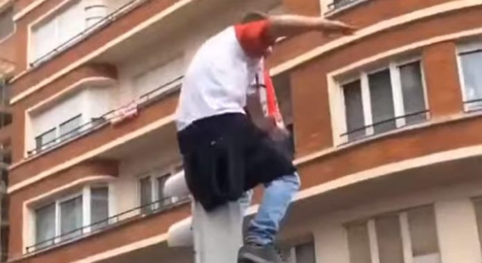 Adepto do Athletic Bilbao cai redondo no chão ao atirar-se de semáforo Adepto do Athletic Bilbao cai redondo no chão ao atirar-se de semáforo