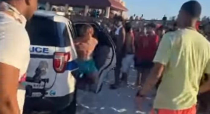 Adolescente tenta fugir da polícia depois de ter sido algemado Adolescente tenta fugir da polícia depois de ter sido algemado