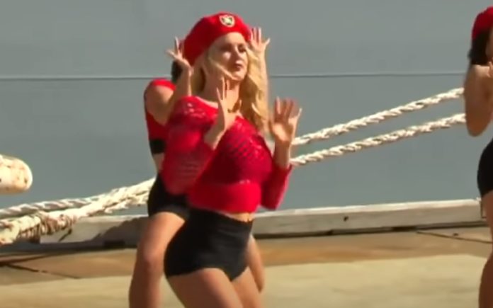 Bailarinas dançam twerk para marinha australiana e são criticadas Bailarinas dançam "twerk" para marinha australiana e são criticadas