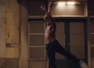 Bailarino Marcelino Sambé dá show com dança numa rua deserta em Lisboa Bailarino Marcelino Sambé dá show com dança numa rua deserta em Lisboa