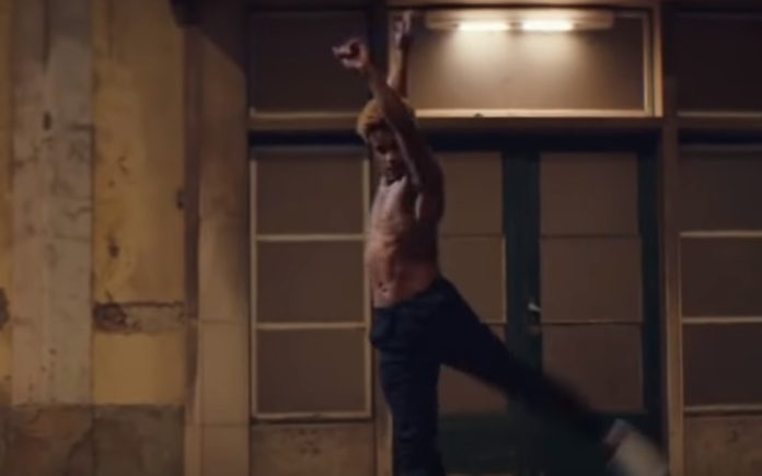 Bailarino Marcelino Sambé dá show com dança numa rua deserta em Lisboa Bailarino Marcelino Sambé dá show com dança numa rua deserta em Lisboa