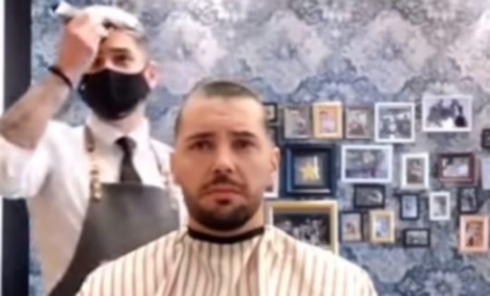 Barbeiro rapa cabelo para mostrar solidariedade a amigo com cancro Barbeiro rapa cabelo para mostrar solidariedade a amigo com cancro