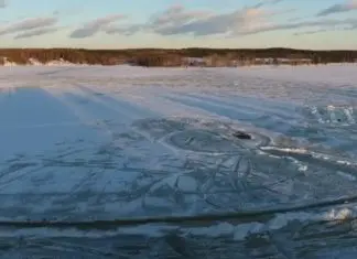 Casal cria o maior carrossel de gelo do mundo na Finlândia