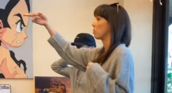 Cliente recusa-se a pôr máscara e empregada demite-se