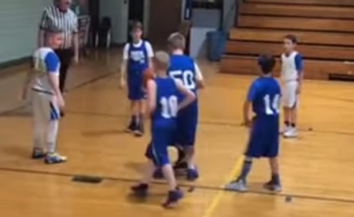 Colegas ajudam menino com paralisia cerebral a marcar cesto