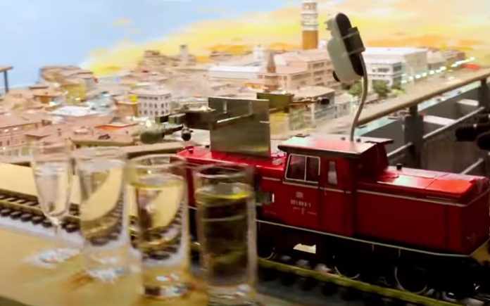 Comboio miniatura toca 9 minutos de música clássica em copos Comboio miniatura toca 9 minutos de música clássica em copos