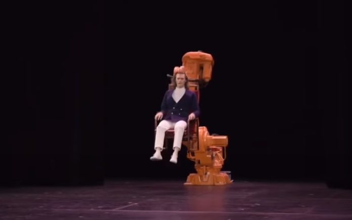 Comediante faz apresentação de acrobacia com braço mecânico Comediante faz apresentação de acrobacia com braço mecânico