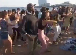 Dezenas de jovens fazem festa numa praia de Barcelona sem usarem máscara