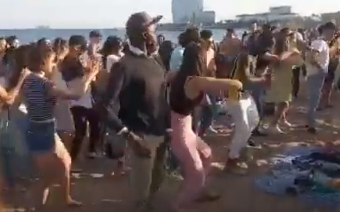Dezenas de jovens fazem festa numa praia de Barcelona sem usarem máscara Dezenas de jovens fazem festa numa praia de Barcelona sem usarem máscara