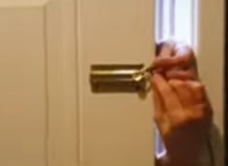 Homem consegue abrir porta em segundos, mesmo com corrente de segurança