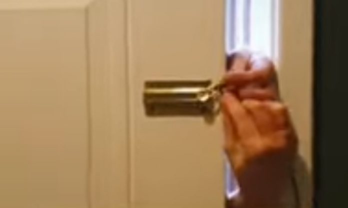 Homem consegue abrir porta em segundos, mesmo com corrente de segurança Homem consegue abrir porta em segundos, mesmo com corrente de segurança