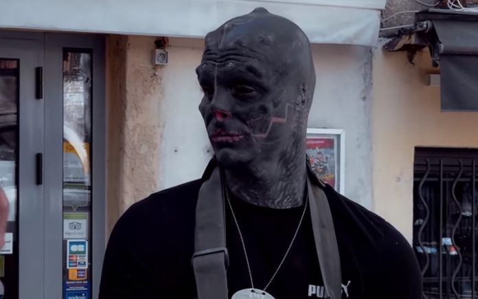 Homem transforma o visual para se transformar num Alien Homem transforma o visual para se transformar num Alien