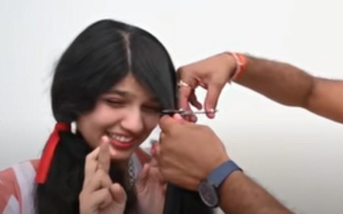 Jovem de 18 anos corta o cabelo depois de 12 anos sem ver uma tesoura Jovem de 18 anos corta o cabelo depois de 12 anos sem ver uma tesoura