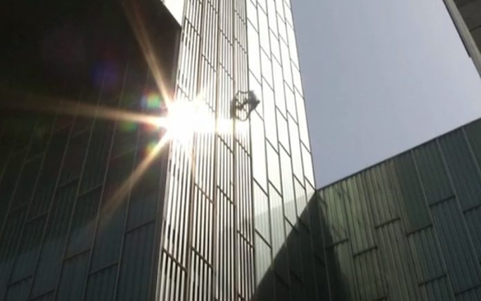 Jovem escala arranha-céus sem qualquer proteção em Barcelona Jovem escala arranha-céus sem qualquer proteção em Barcelona