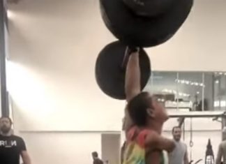 Jovem só com um braço levanta 90 kg