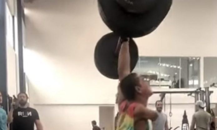 Jovem só com um braço levanta 90 kg Jovem só com um braço levanta 90 kg