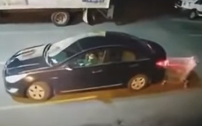 Ladrão usa técnica única para assaltar um carro no supermercado Ladrão usa técnica única para assaltar um carro no supermercado