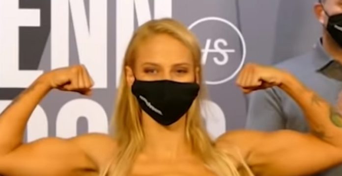 Lutadora australiana faz sucesso na pesagem em lingerie Lutadora australiana faz sucesso na pesagem em lingerie