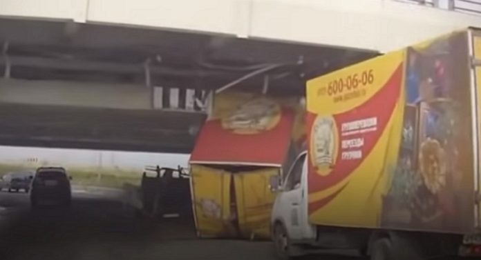 Mais de 200 camiões colidiriam em ponte em São Petersburgo