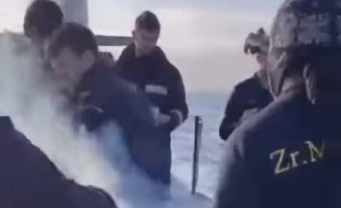 Marinha holandesa faz churrasco em cima de submarino em alto mar Marinha holandesa faz churrasco em cima de submarino em alto mar