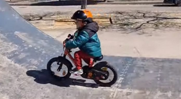 Menino de 3 anos já é um craque em 2 rodas