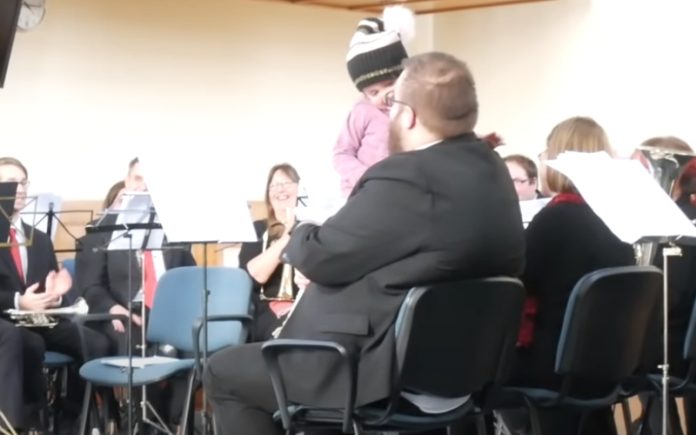 Menino interrompe concerto para dar um abraço ao seu pai Menino interrompe concerto para dar um abraço ao seu pai