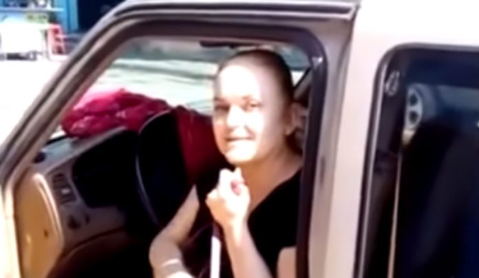 Mulher arma-se em esperta ao pedir dinheiro de vidro de volta mas aprende lição Mulher arma-se em esperta ao pedir dinheiro de vidro de volta mas aprende lição