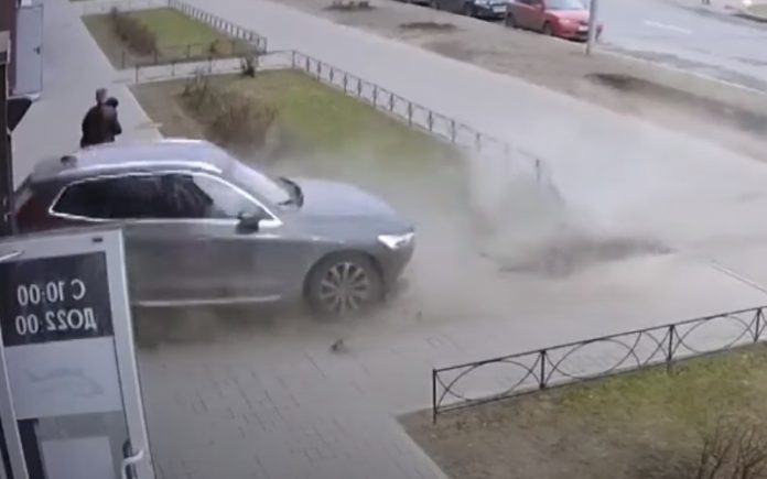 Pai salva filho de ser atropelado graças aos seus reflexos rápidos Pai salva filho de ser atropelado graças aos seus reflexos rápidos