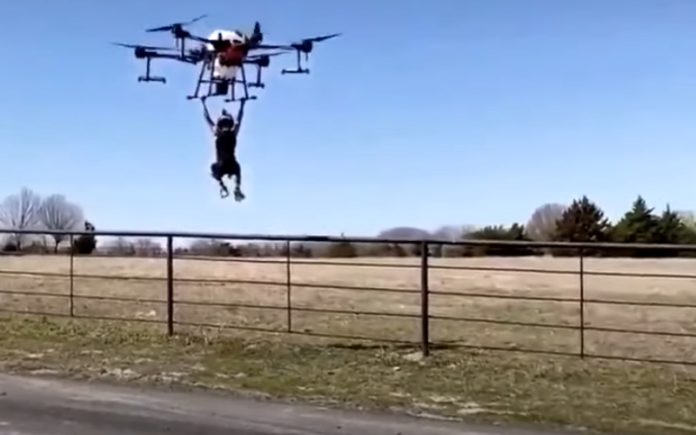 Pai testa potência de drone com o seu filho Pai testa potência de drone com o seu filho