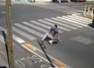 Pessoas distraídas caem ao atravessar em separador de ciclovia