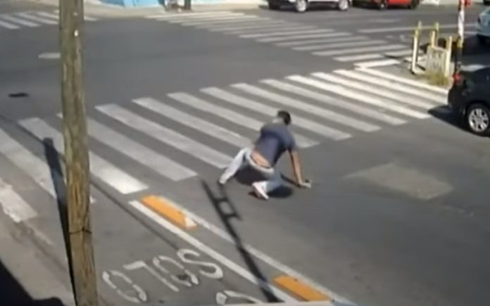 Pessoas distraídas caem ao atravessar em separador de ciclovia Pessoas distraídas caem ao atravessar em separador de ciclovia