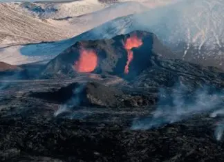 Vídeo capta imagens e sons de erupção de vulcão islandês Vídeo capta imagens e sons de erupção de vulcão islandês