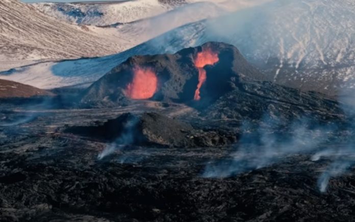 Vídeo capta imagens e sons de erupção de vulcão islandês