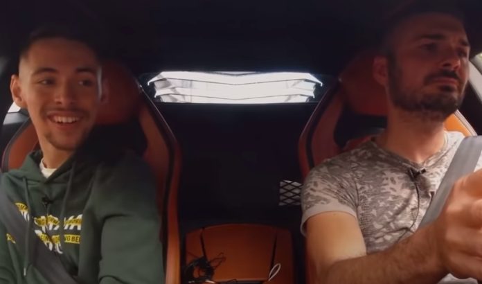 Youtuber realiza sonho de jovem com paralisia cerebral de andar de Lamborghini Youtuber realiza sonho de jovem com paralisia cerebral de andar de Lamborghini