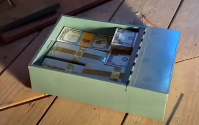 Família encontra tesouro de avô no sótão de sua casa Família encontra tesouro de avô no sótão de sua casa