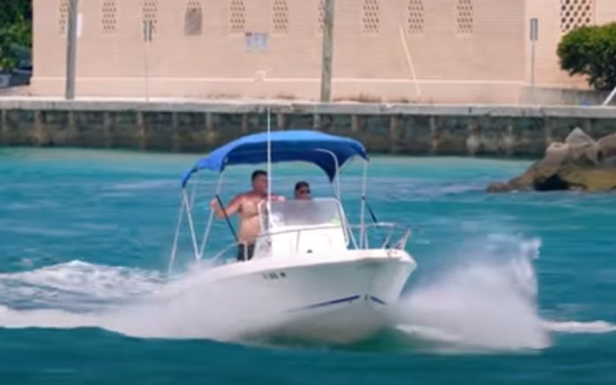 Família passa por dificuldades em barco na Flórida Família passa por dificuldades em barco na Flórida