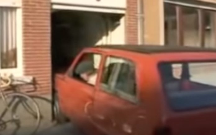 Idoso mostra como se estaciona em garagem super apertada Idoso mostra como se estaciona em garagem super apertada