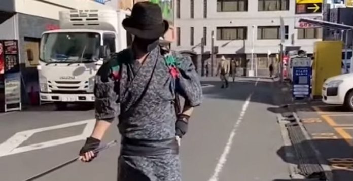 Japão tem grupo de "samurais" que limpam o lixo das ruas