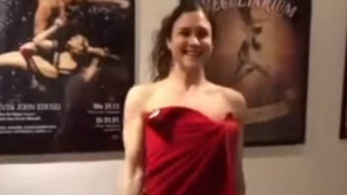 Jovem deixa todos espantados com performance em toalha Jovem deixa todos espantados com performance em toalha