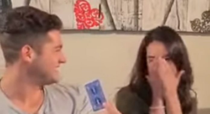 Jovem revela como se faz truque de magia com cartas Jovem revela como se faz truque de magia com cartas