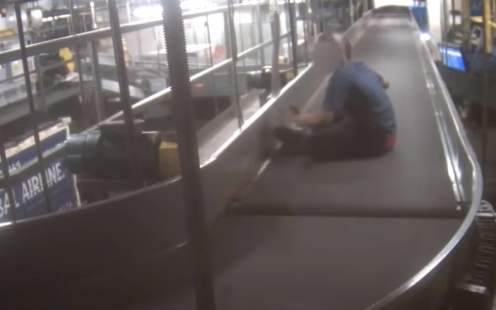 Menino foge da mãe e entra no tapete rolante das bagagens de aeroporto