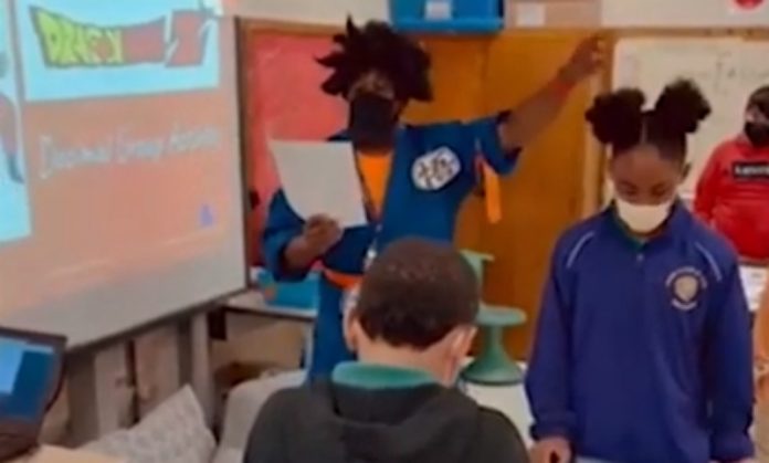Professor de Matemática veste-se de Son Goku e canta Rap para animar aulas Professor de Matemática veste-se de Son Goku e canta Rap para animar aulas