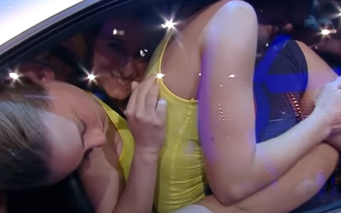 20 Comets Cheerleaders entram em Smart de 2 lugares 20 Comets Cheerleaders entram em Smart de 2 lugares