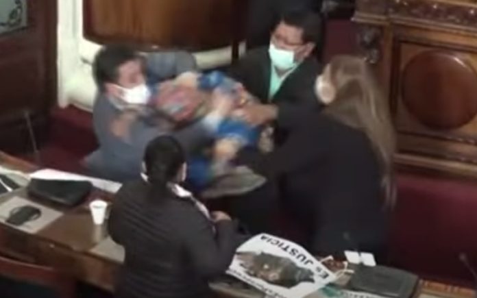 Dois deputados bolivianos andam ao murro em pleno parlamento Dois deputados bolivianos andam ao murro em pleno parlamento