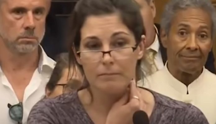 Enfermeira anti-vacinas passa vergonha na assembleia Enfermeira anti-vacinas passa vergonha na assembleia