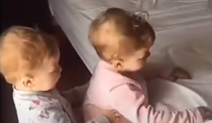 Irmãos ajudam um ao outro a subir à cama Irmãos ajudam um ao outro a subir à cama